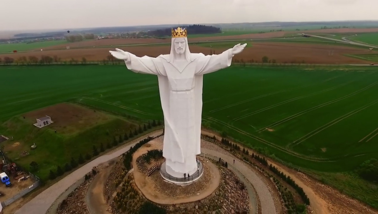 imagen Cura alquila un Cristo para dar señal de internet a los fieles