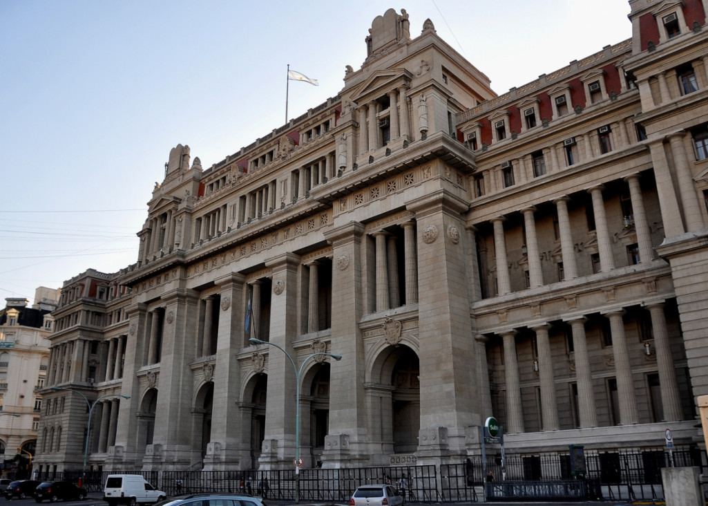 imagen Fuertes críticas a la designación de jueces por decreto