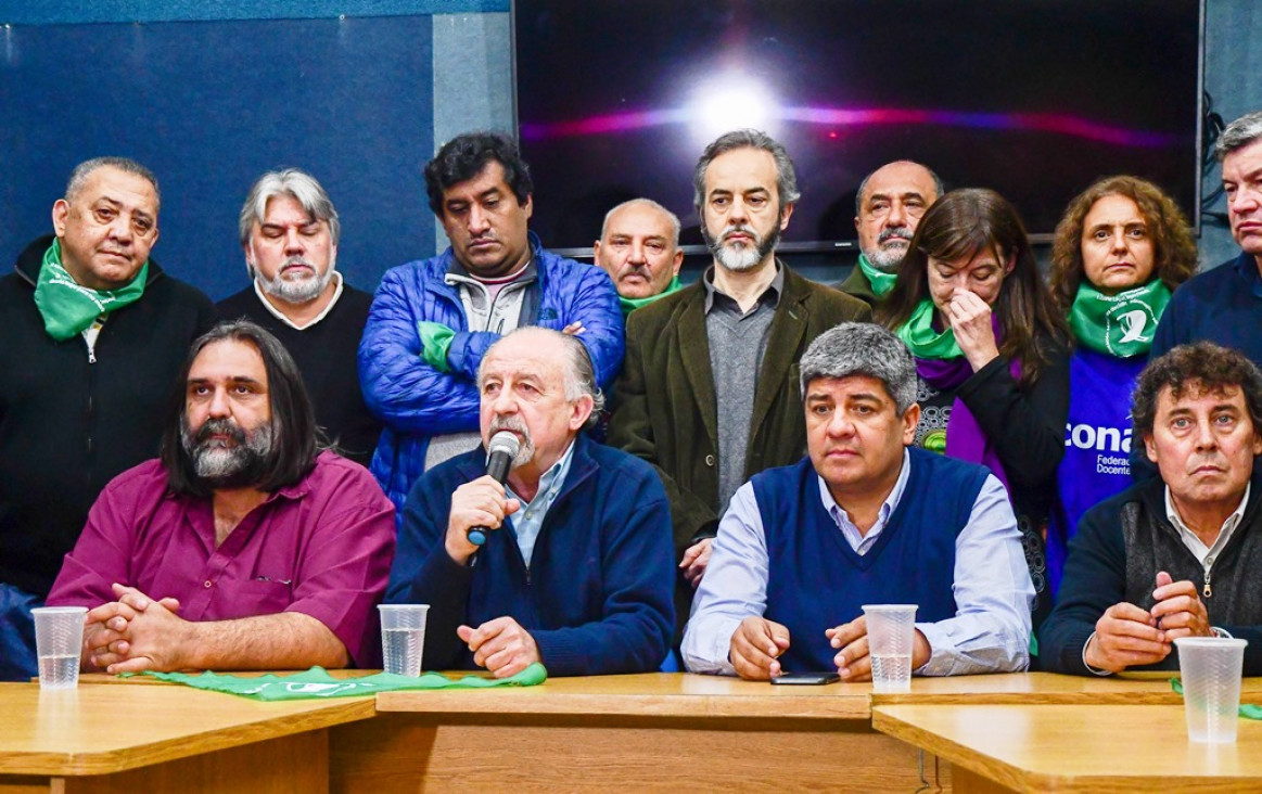 imagen Las dos CTA, camioneros, canillitas y docentes ratificaron el paro del jueves