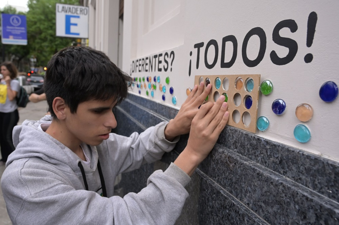 imagen Iniciativas en braille buscan "derribar barreras" en el acceso a experiencias artísticas