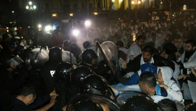 imagen Impiden a docentes instalar un "aula itinerante" frente al Congreso
