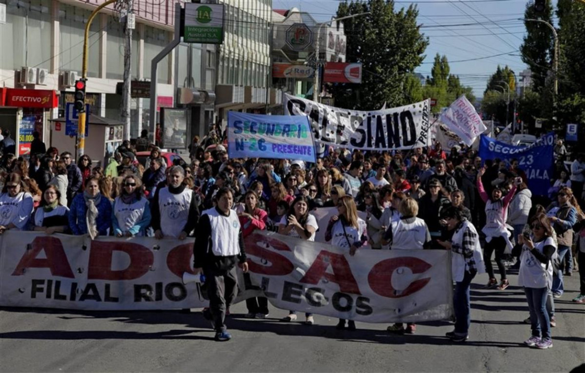 imagen Gobierno y docentes de Santa Cruz, citados en la Casa Rosada