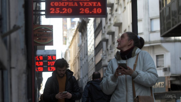 imagen Sin la intervención del Banco Central, el dólar rozó los $26 