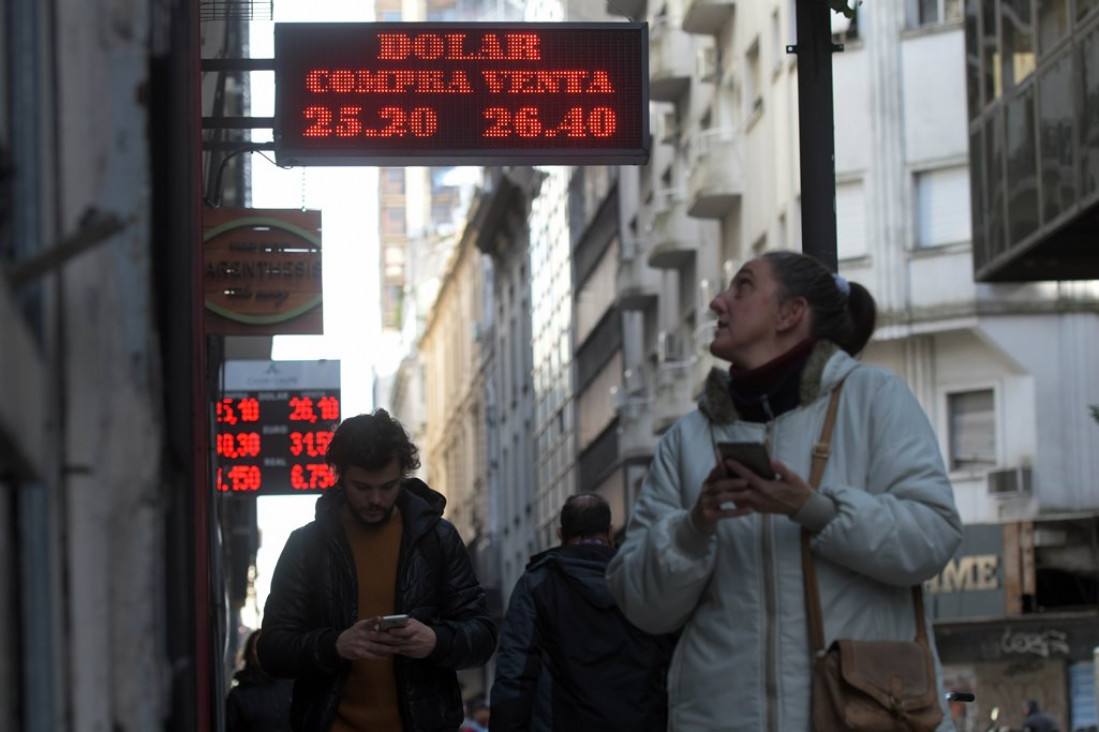 imagen Sin la intervención del Banco Central, el dólar rozó los $26 