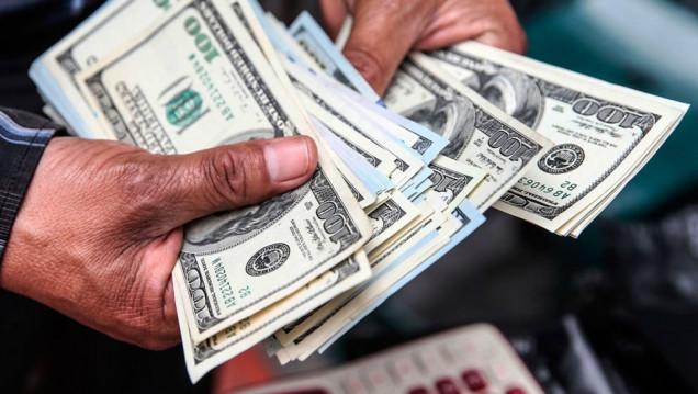 imagen El dólar retrocedió 50 centavos y cerró a $38,70