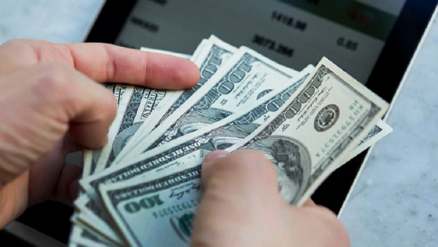 imagen El dólar superó la barrera de los $300 y marcó un nuevo récord histórico