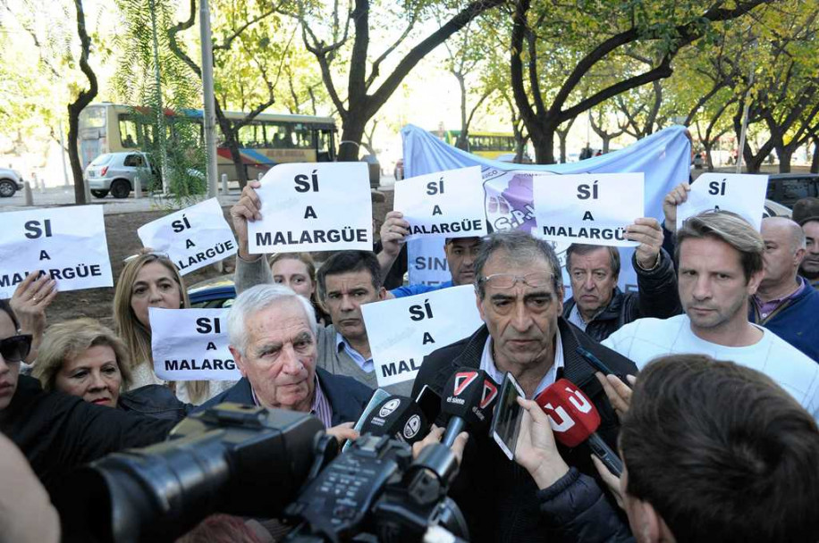 imagen En imágenes: marcha pro fracking a Casa de Gobierno