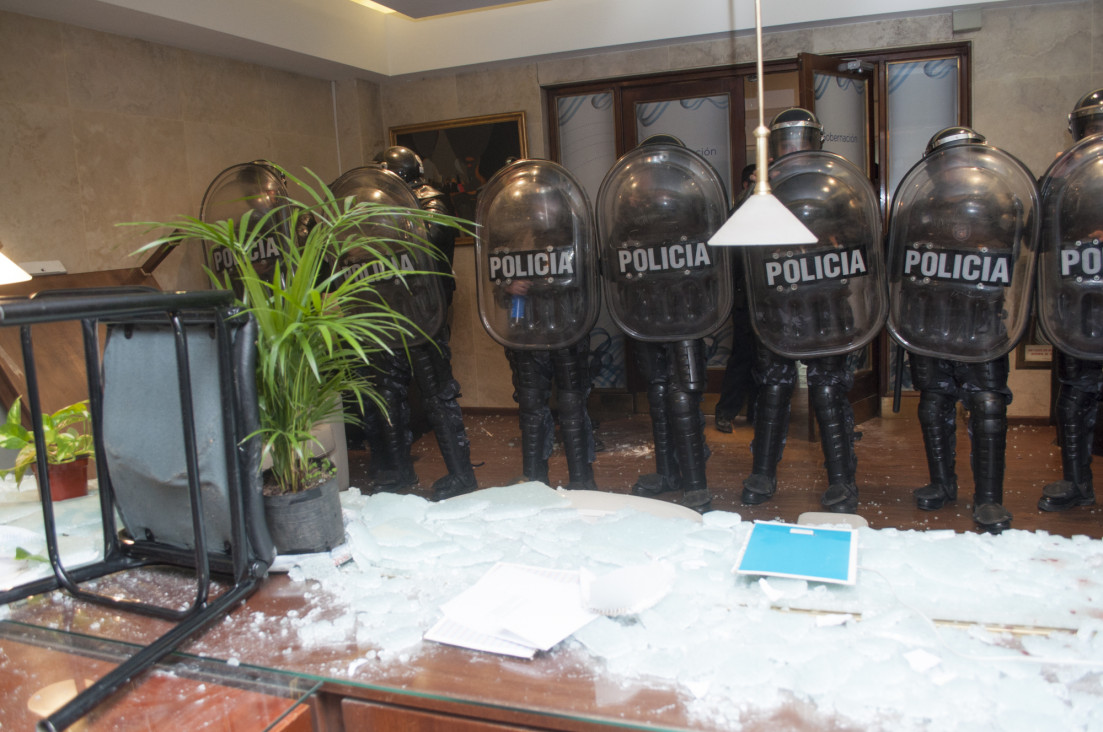imagen Expolicías se cruzaron con la Infantería