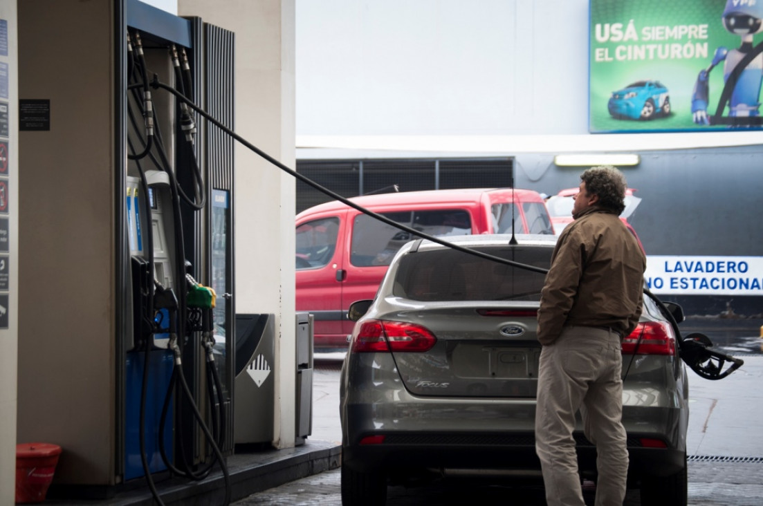 imagen La nafta subió otra vez y el litro ya superó al dólar