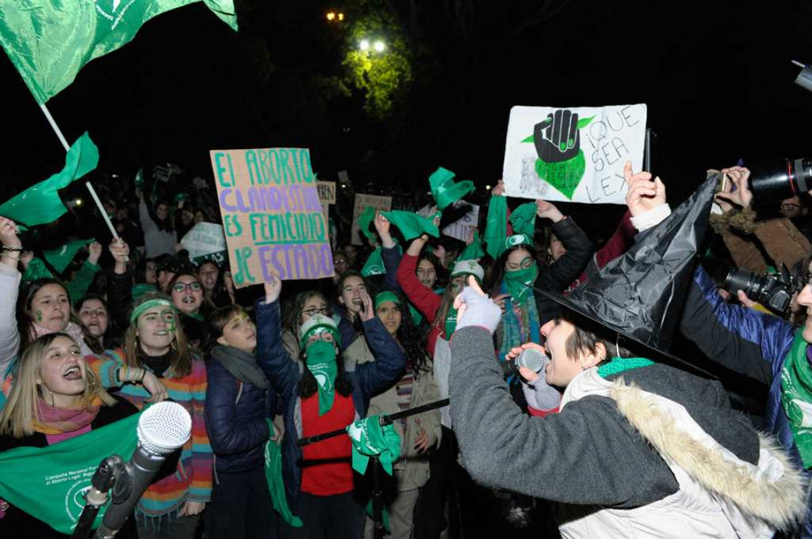 imagen Una plaza verde, una vereda celeste