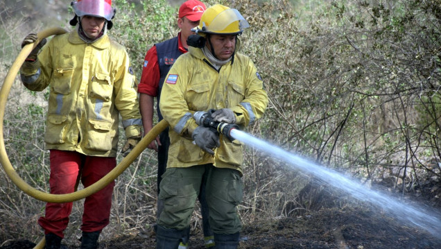 imagen Imágenes: tarea contrarreloj para apagar los incendios