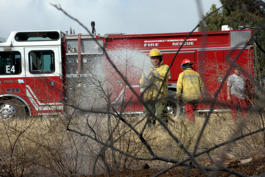 imagen Imágenes: tarea contrarreloj para apagar los incendios