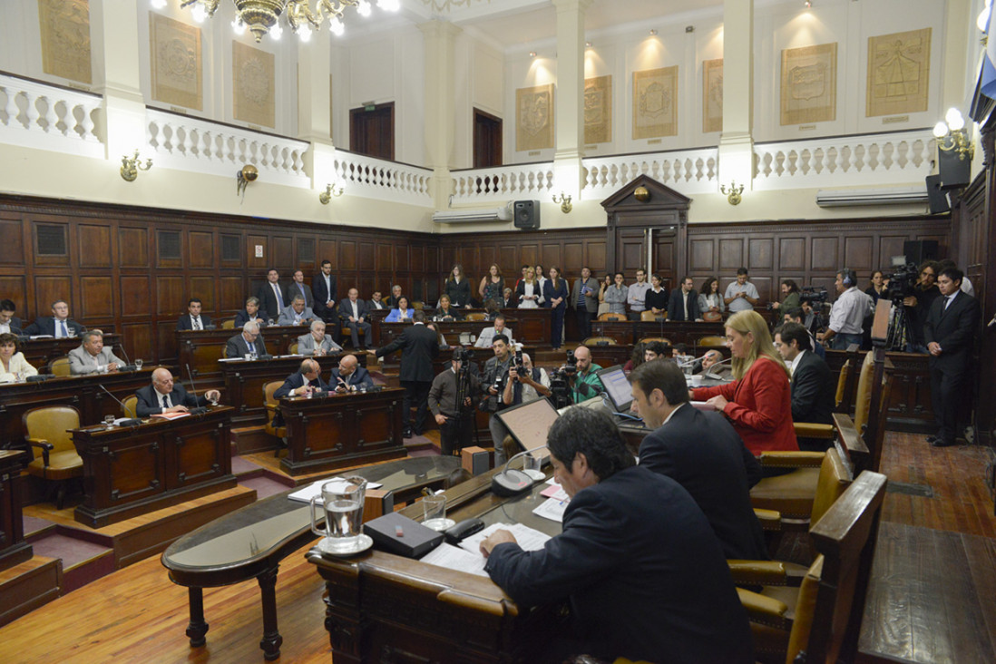 imagen Escándalo legislativo por el aumento "por decreto" 