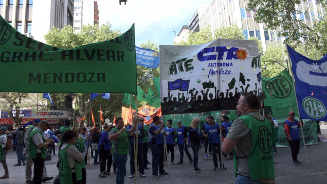 imagen Gremios se movilizaron hasta la Legislatura y Casa de Gobierno