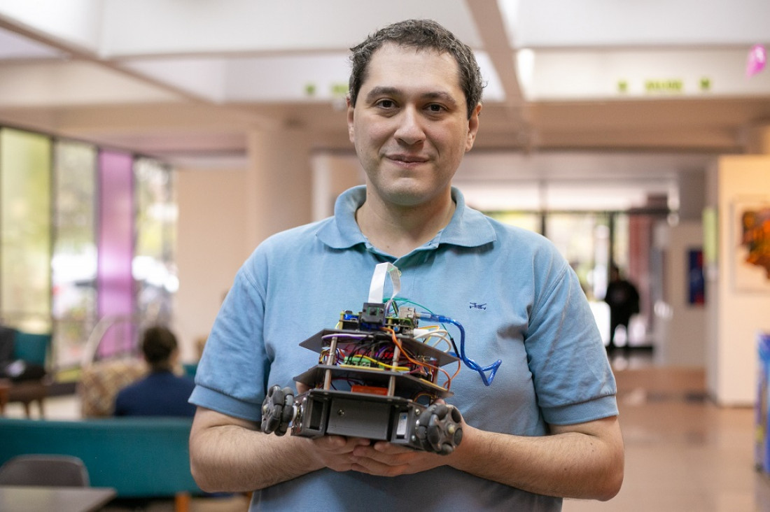 imagen Egresado de la UNCUYO creó un robot que detecta y clasifica elementos peligrosos mediante visión artificial