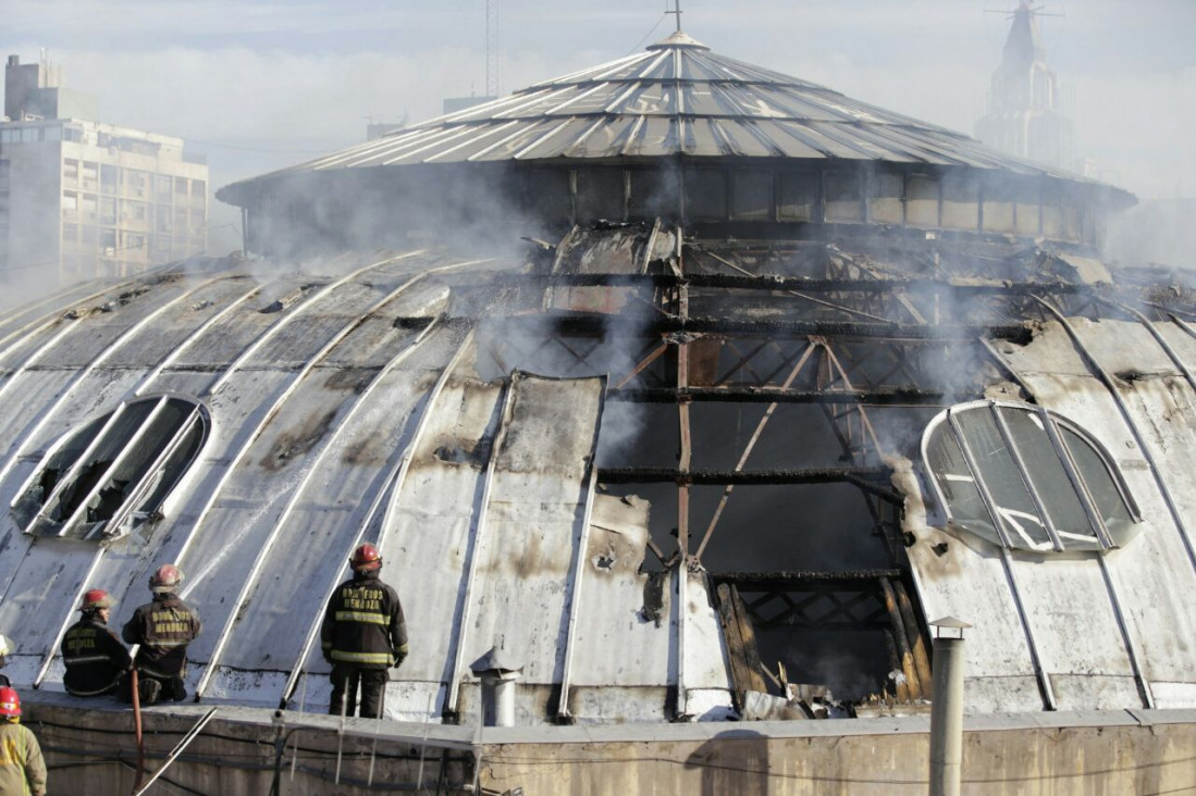 imagen Incendio en el ECA: hay dos bomberos heridos