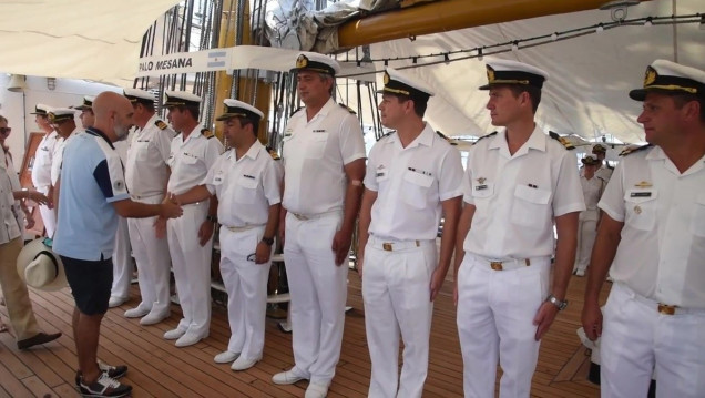 imagen El embajador argentino en México recibió en bermudas a la Fragata Libertad