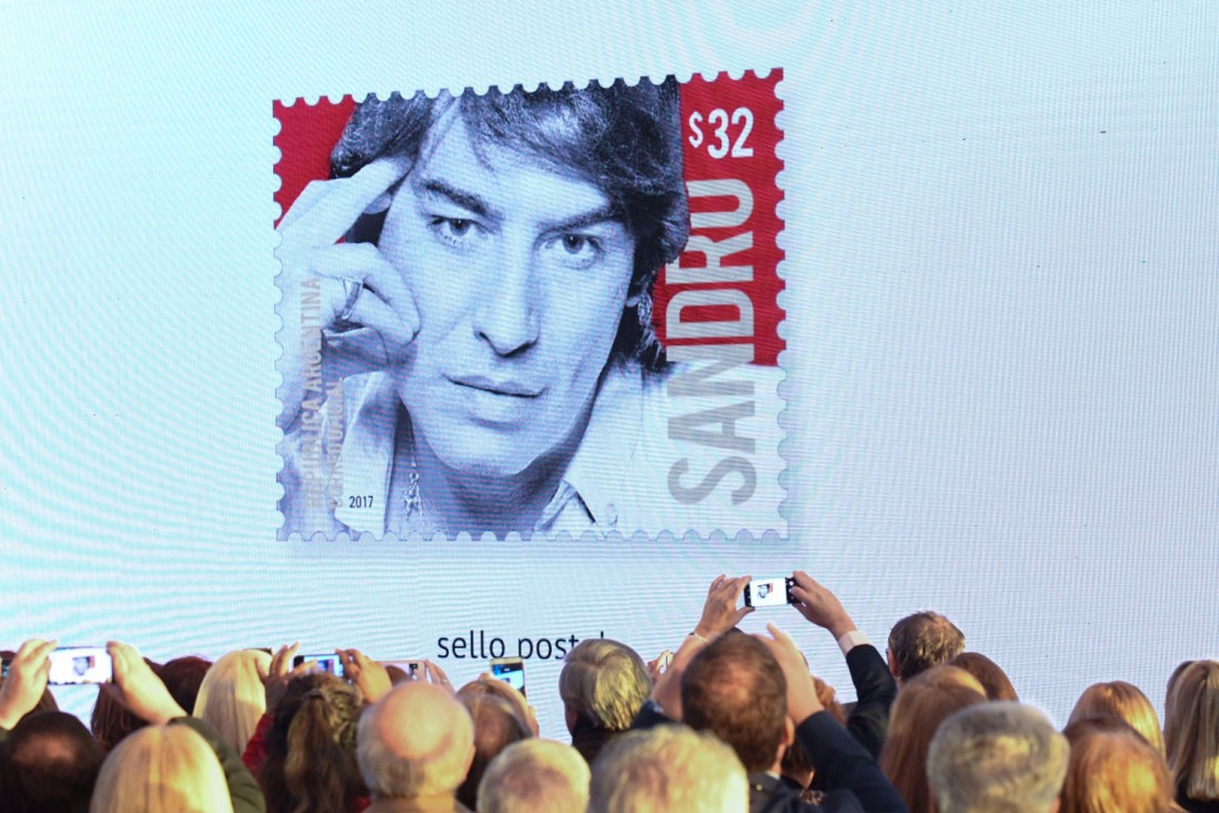 imagen Lanzan una estampilla perfumada con olor a rosas en homenaje a Sandro