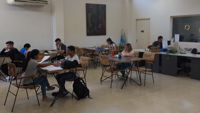 imagen La Biblioteca San Martín florece: con aire, WiFi, más libros y colmada de estudiantes