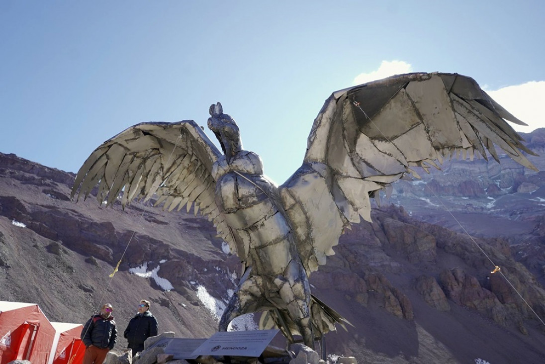 imagen Una gran escultura del cóndor andino ya es parte del paisaje del Parque Aconcagua