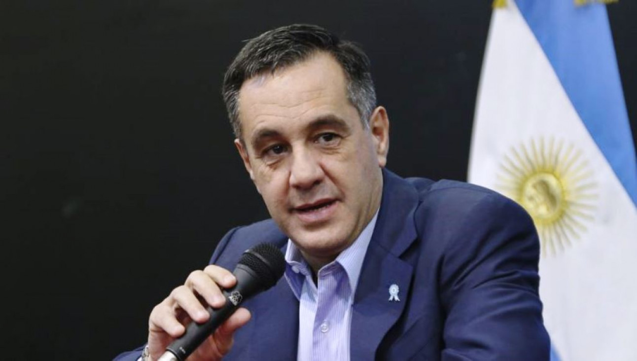 imagen Internaron al ministro de Educación Alejandro Finocchiaro 