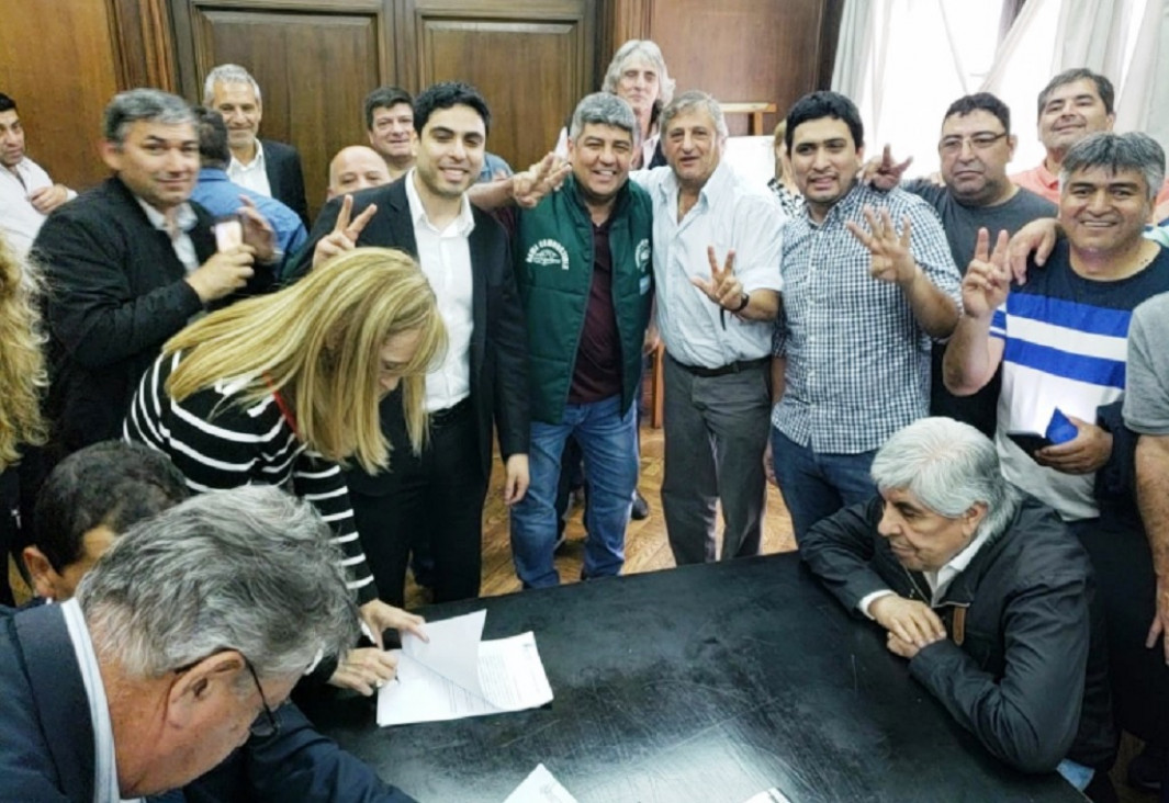 imagen Camioneros arregló 40 % de aumento salarial y canceló el paro