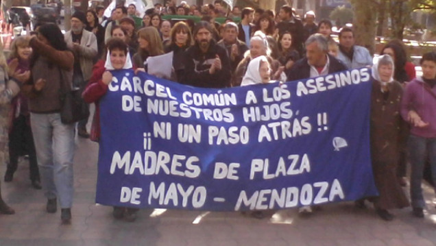 imagen Madres de la plaza, el pueblo las abraza