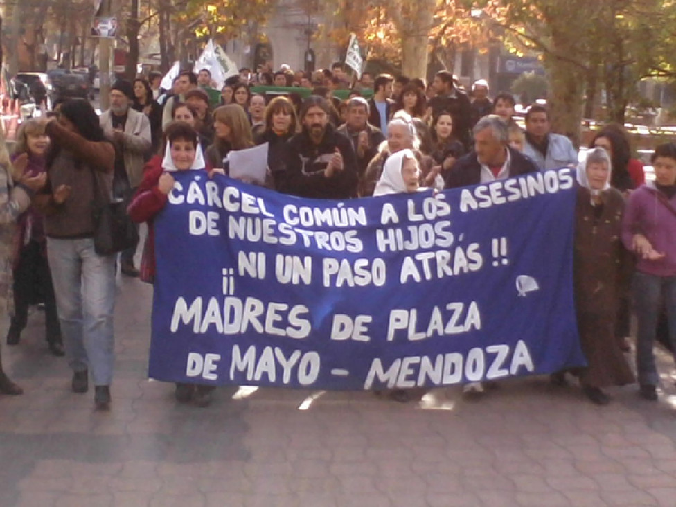 imagen Madres de la plaza, el pueblo las abraza