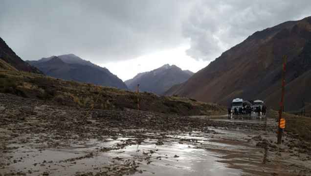 imagen Ruta a Chile cortada por alud de piedras y barro