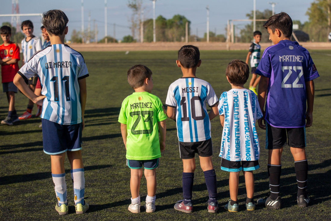 imagen Furor posmundial en las infancias: canchitas de fútbol "explotadas", los nuevos superhéroes y la contracara del éxito