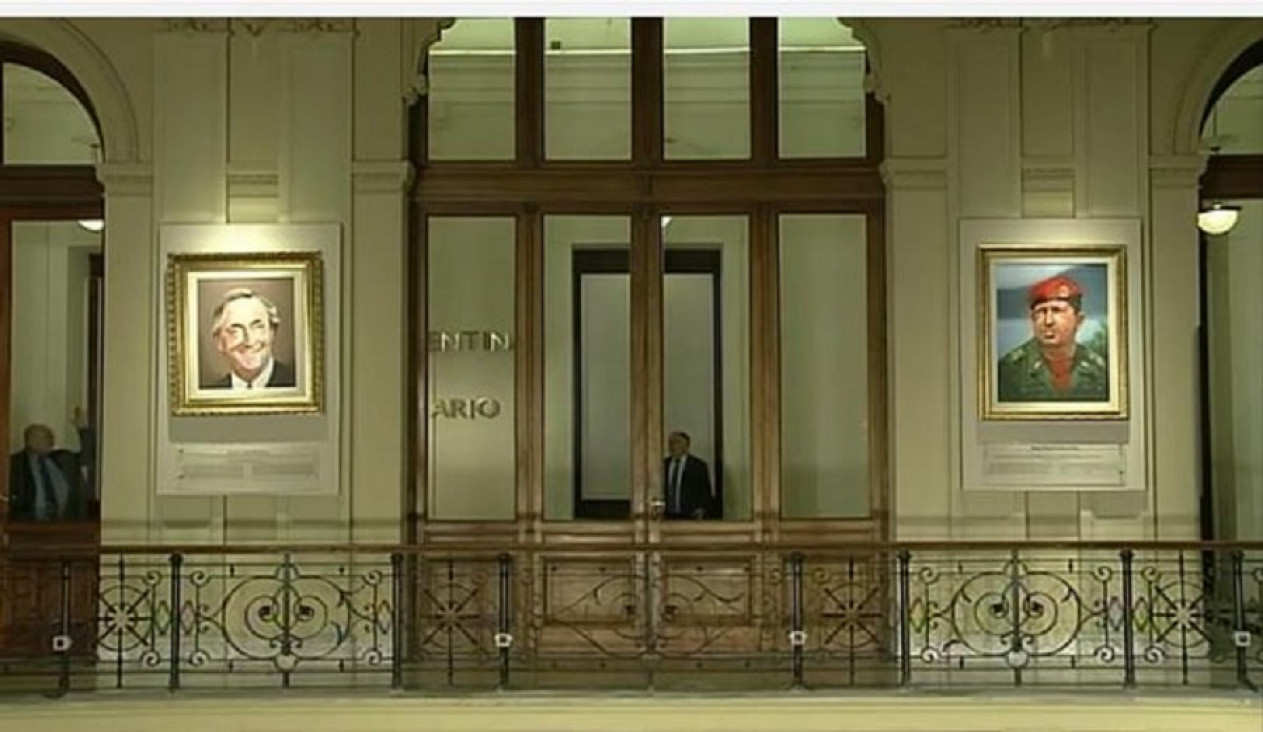 imagen Descolgaron los cuadros de Kirchner y Chávez de la Casa Rosada