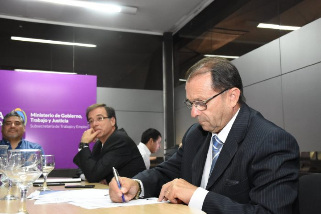 imagen Funcionarios judiciales aceptaron el bono de $7 mil y un aumento del 15,7% para 2018