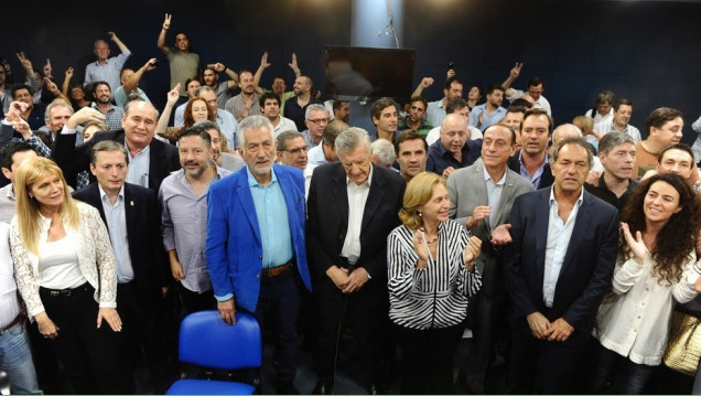 imagen Gioja busca una tabla de salvación
