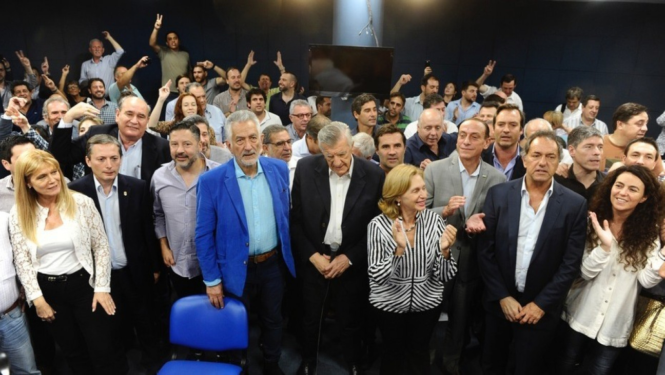 imagen Gioja busca una tabla de salvación