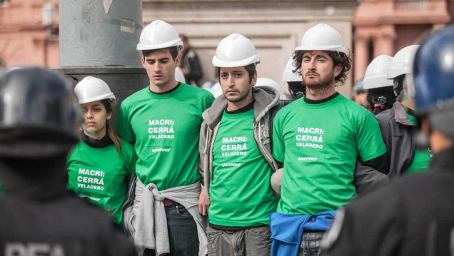 imagen Greenpeace le pegó a Bergman por Veladero