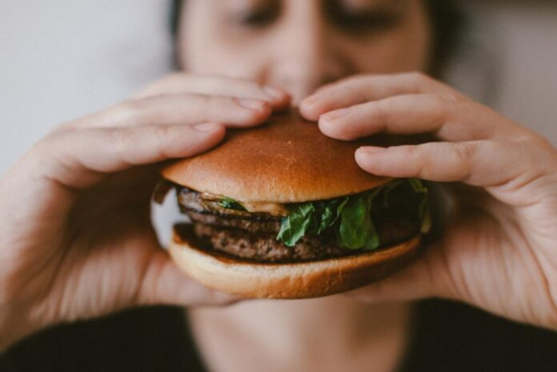 imagen El Foro de Davos llamó a comer menos hamburguesas para reducir la contaminación y hubo reacción argentina