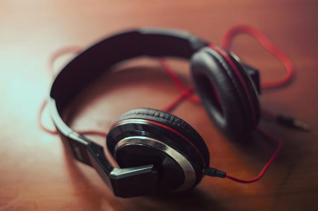 imagen Mil millones de jóvenes pueden perder la audición por escuchar música alta: consejos para cambiar de hábitos