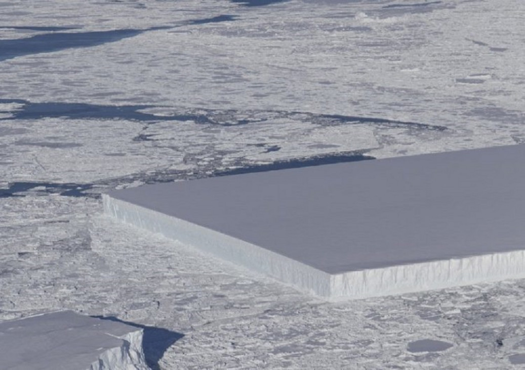 imagen Detectaron un iceberg perfectamente rectangular en la Antártida
