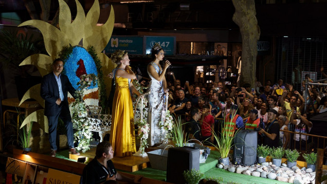 imagen Pasó la Vía Blanca, entre el color del desfile y un Palco Oficial con presencia nacional
