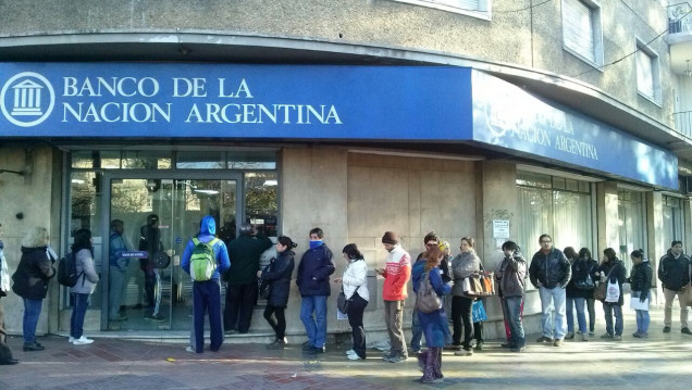 imagen Multaron a dos bancos por colas de más de media hora