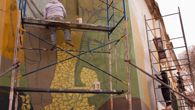 imagen Arte y colores para el paredón de la Bodega Arizu