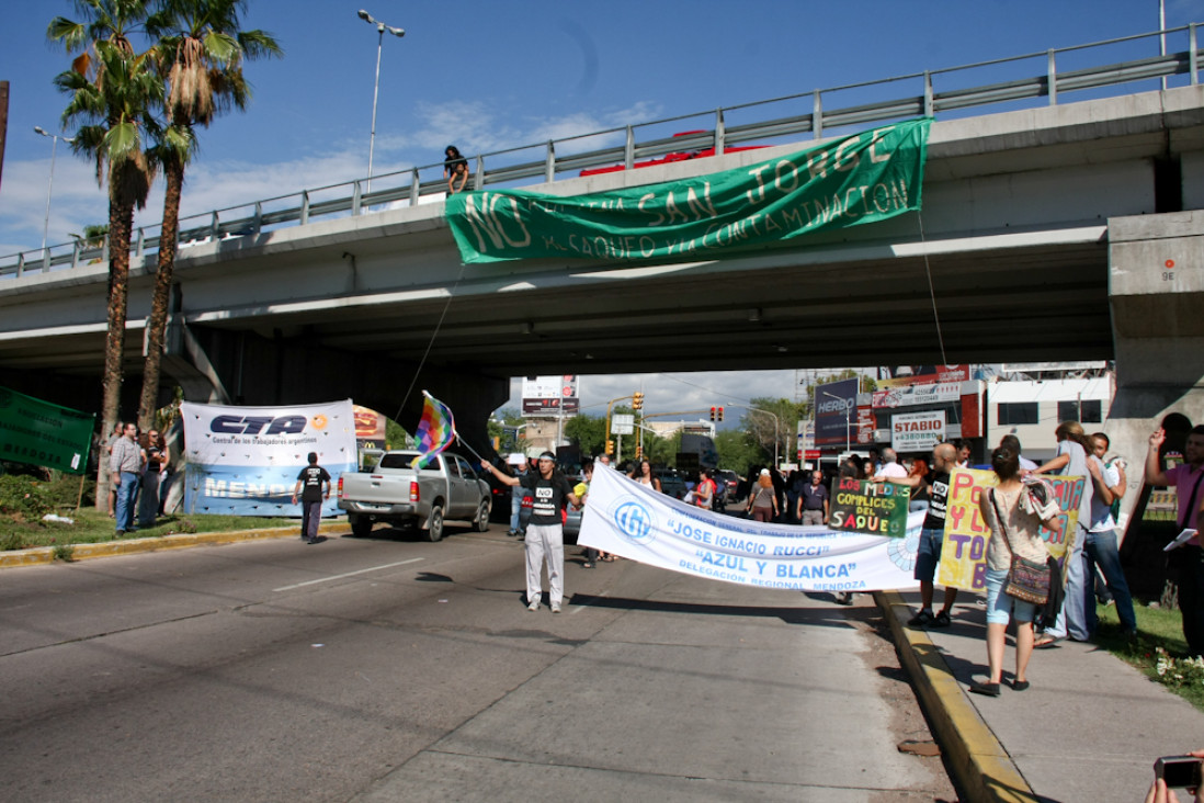 imagen Continúan las manifestaciones contra la mega minería en Mendoza