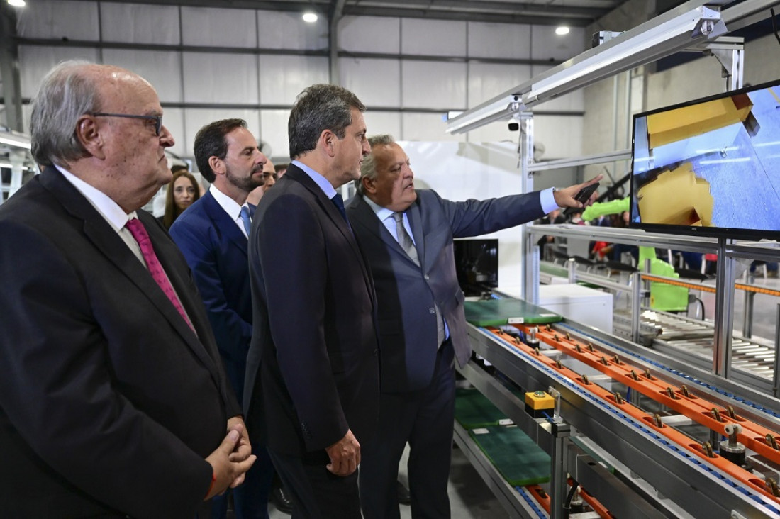 imagen Inauguraron la fábrica con inteligencia artificial que producirá chips y computadoras para exportar