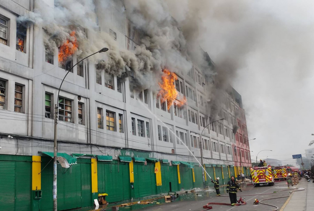 imagen Incendio fuera de control en una galería comercial de Lima