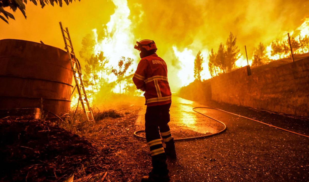 imagen Portugal, en intenso operativo para controlar el incendio forestal