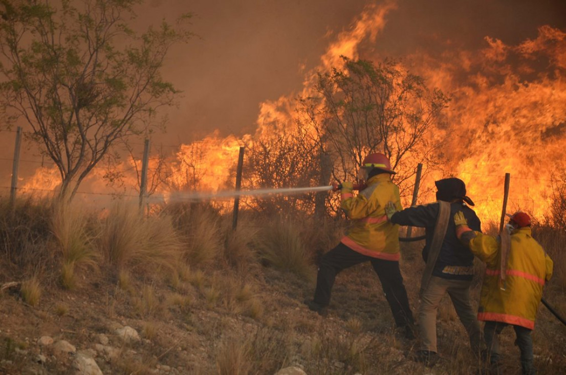 imagen Se reavivó el fuego y hay más de cien evacuados en San Luis