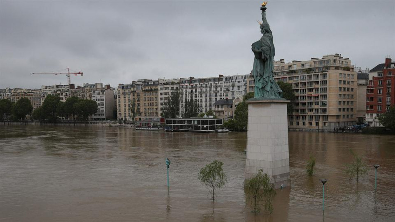 imagen Los museos del Louvre y Orsay evacúan obras por las inundaciones