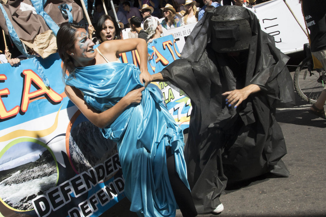 imagen La defensa del agua, de la educación y de la ciencia se colaron en la previa del Carrusel