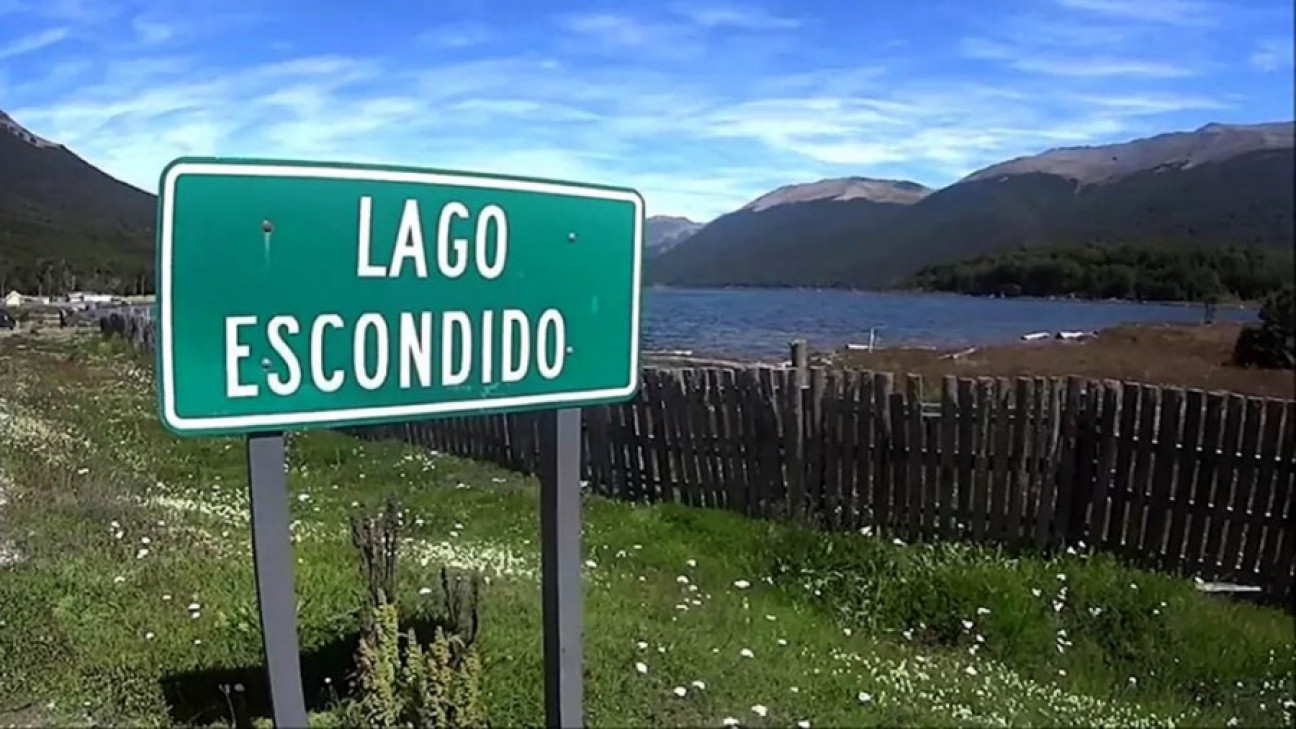 imagen Una vez más, la Justicia ordena reabrir el acceso a Lago Escondido, cercado por Joe Lewis