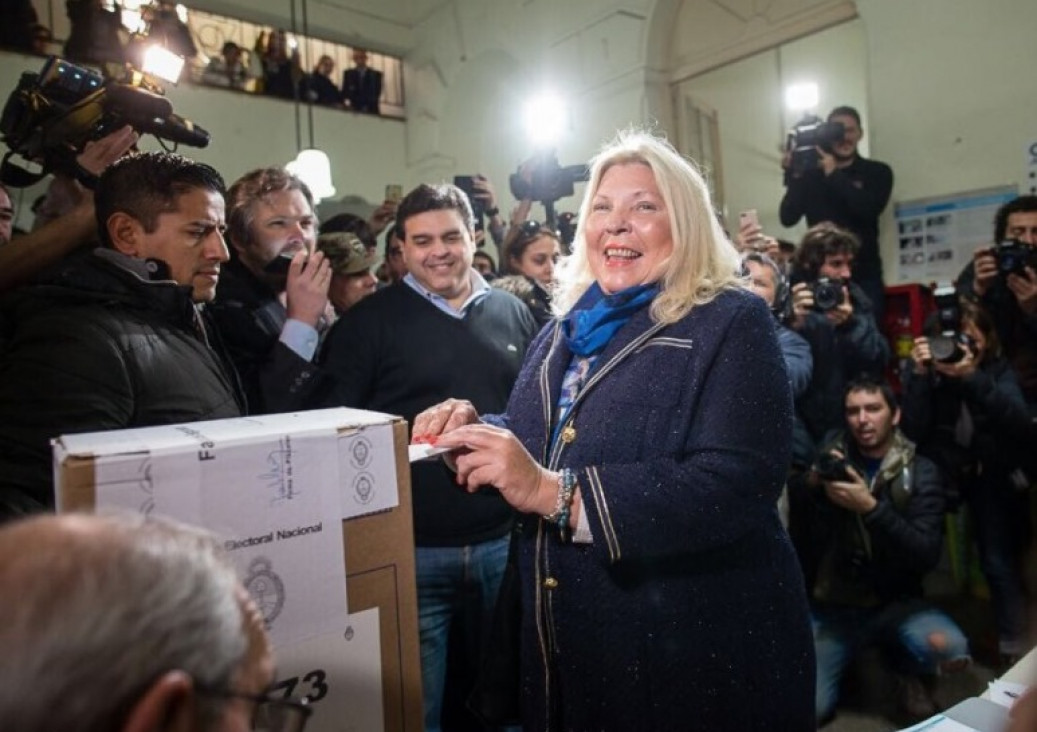 imagen Elisa Carrió votó entre gritos de apoyo y abucheos